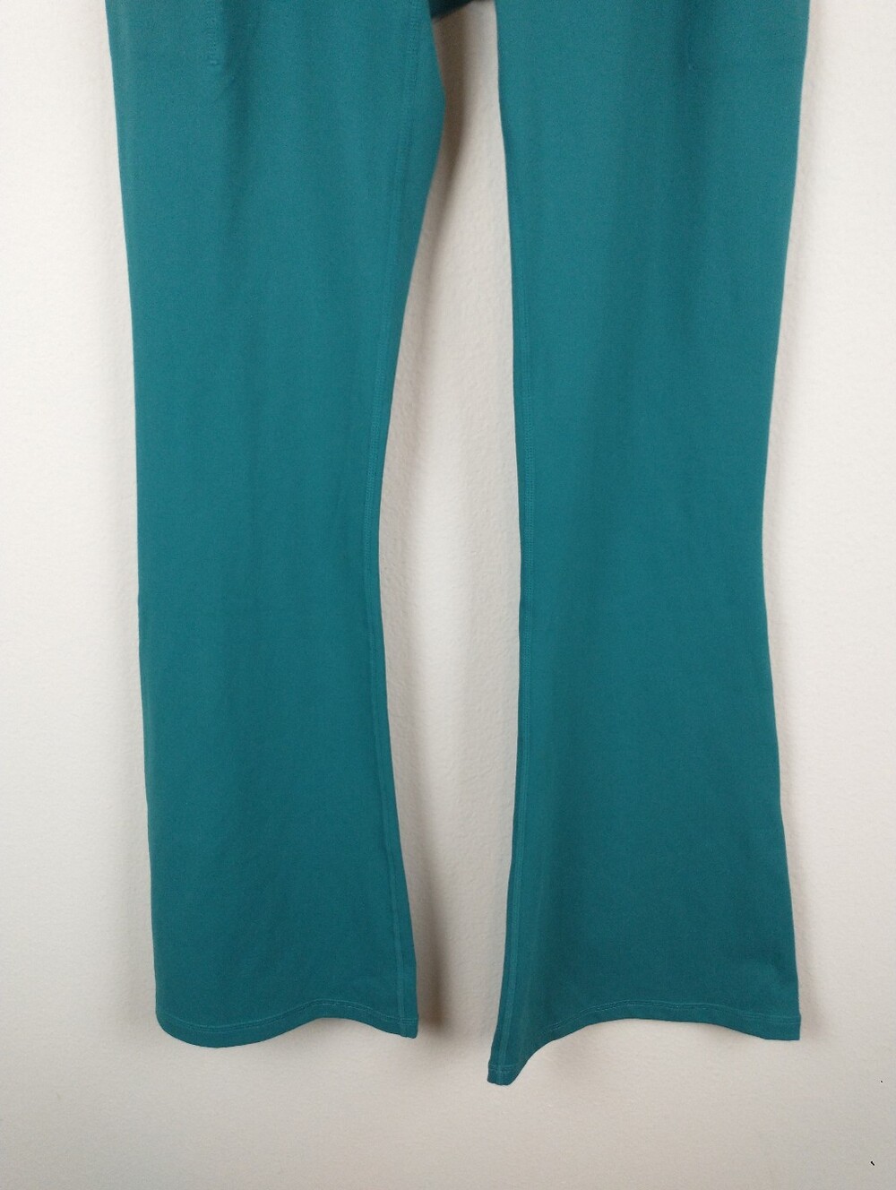 POPFLEX Crisscross Hourglass® Flared Legging with Pockets - Emerald - Picture 5 of 12